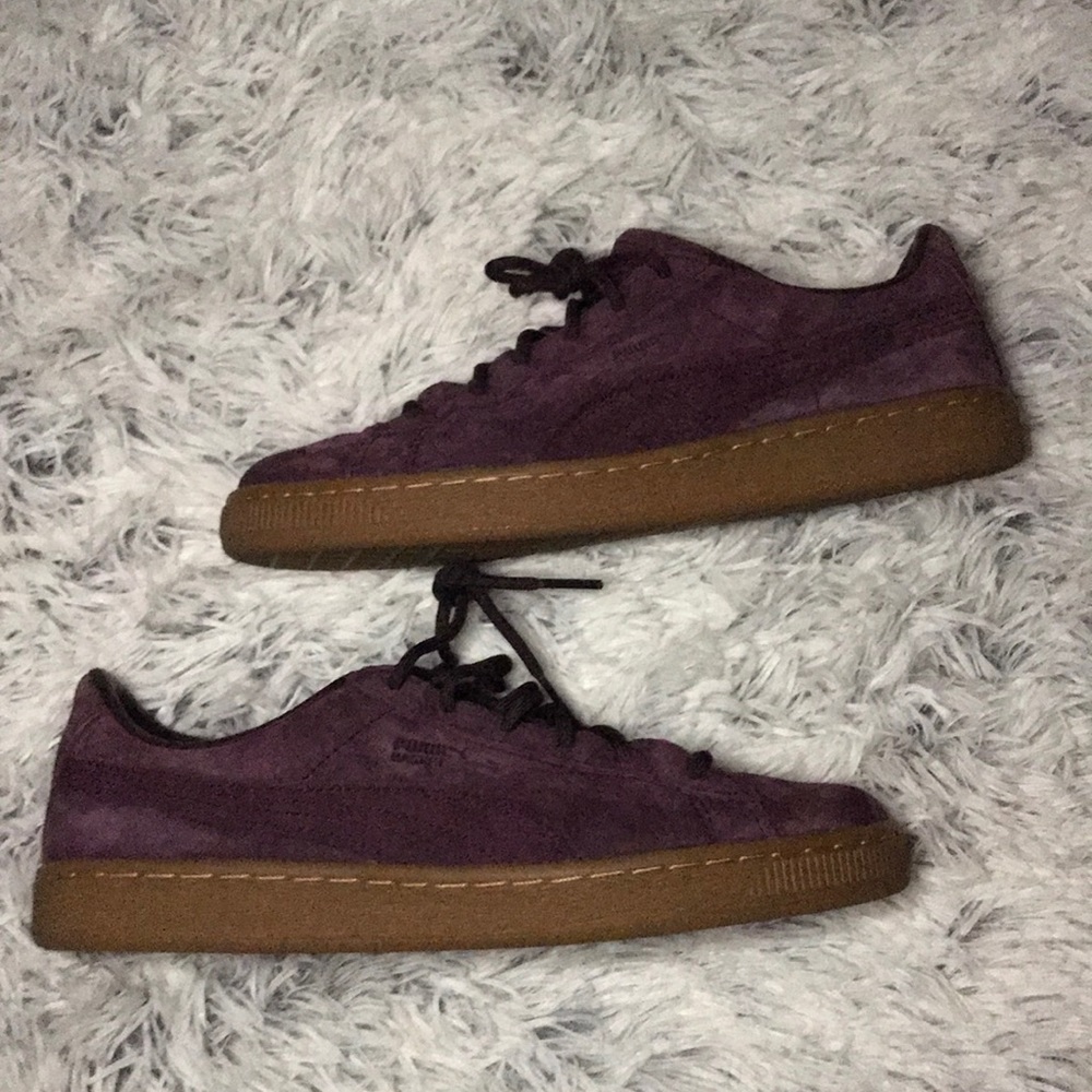 Low top maroon suede pumas